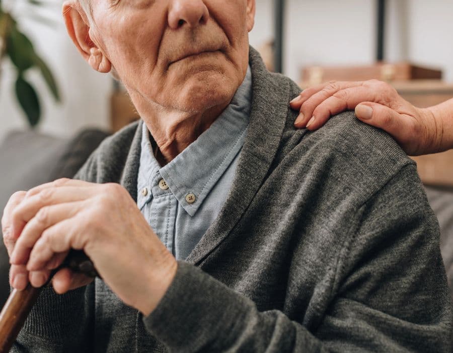 Betreuerin und Seniorin im Gespräch zu Hause